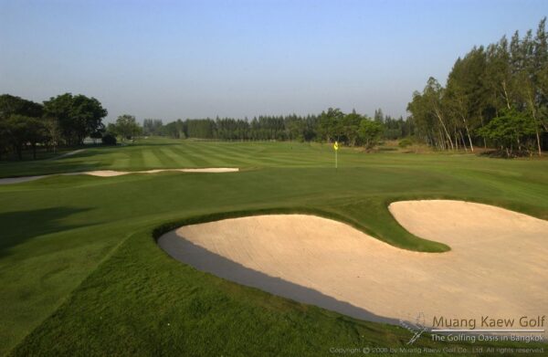 Udfordrende golfbane ved Muang Kaew Golf Club i Bangkok med sandbunkere og træer