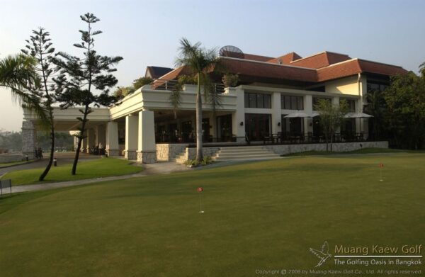 Nyd et slag golf på Muang Kaew Golf Club, en stor klubhus med golfbane i Bangkok. Perfekt til både begyndere og erfarne golfspillere, der