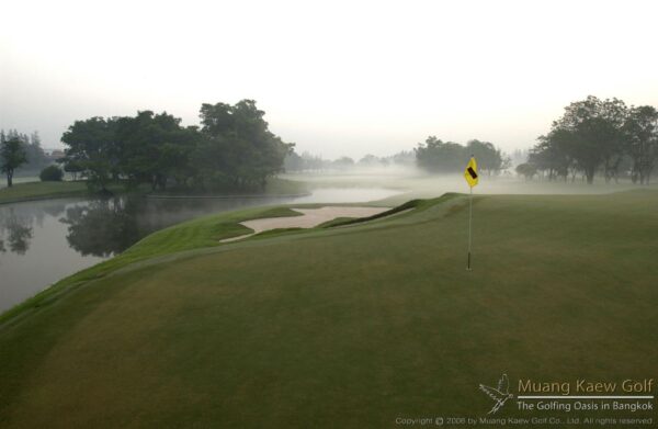 Tåget morgen på Muang Kaew Golf Club Bangkok, Bangkok golfbane i tåge, Skøn udsigt over Muang Kaew Golf Club, Golfing i tåget vejr