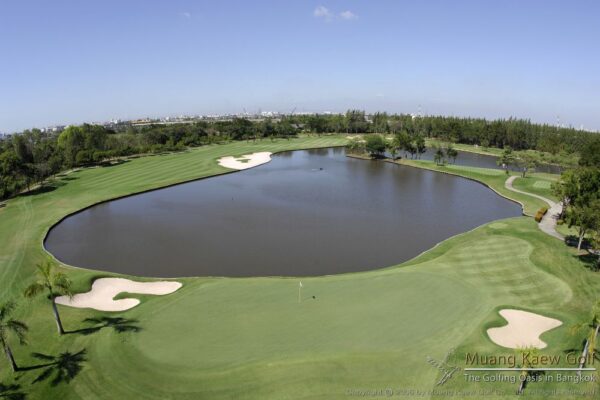 Overhead Muang Kaew Golf Club i Bangkok med grønne fairways og en malerisk dam