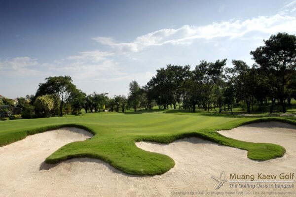 Muang Kaew Golf Club, der har base i Bangkok, kan prale af en golfbane omhyggeligt anlagt med sandbunkere og træer. Golfklubben er et
