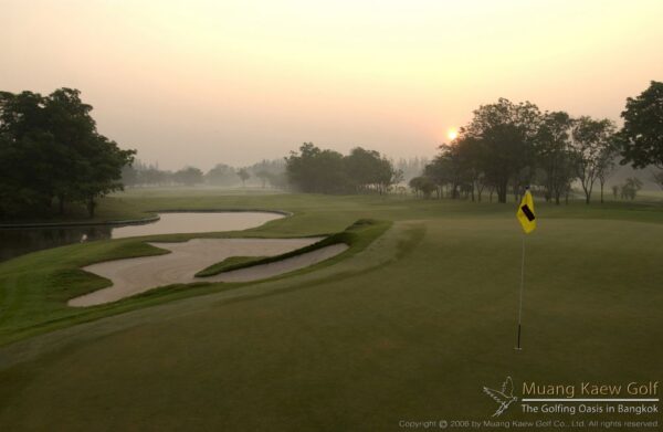 Muang Kaew Golf Club Bangkok solopgang med gult flag på banen