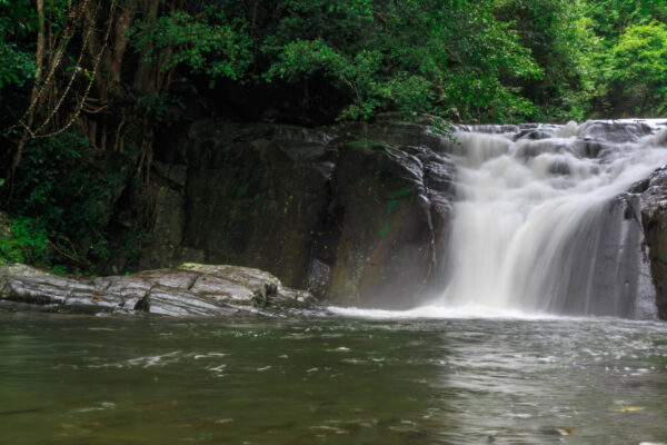 Pala-U vandfald i frodig grøn skov, naturlig oase med malerisk vandfald