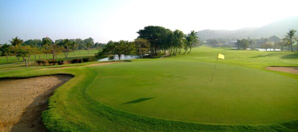 Palm Hills Golf Club Hua Hin grøn sand bunker golfoplevelse
