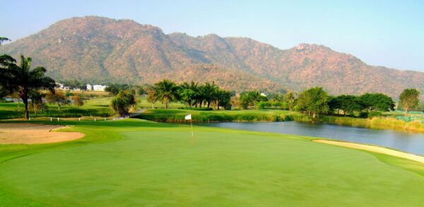 Golfbane i Hua Hin med udsigt til bjerge. Palm Hills Golf Club beliggende mellem bjerglandskaber, hvor golfspillere kan nyde spillet med en