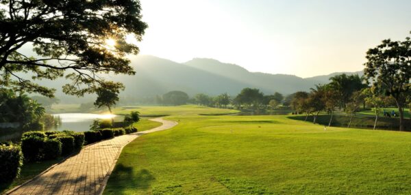 Palm Hills Golfklub omgivet af træer og bjerge