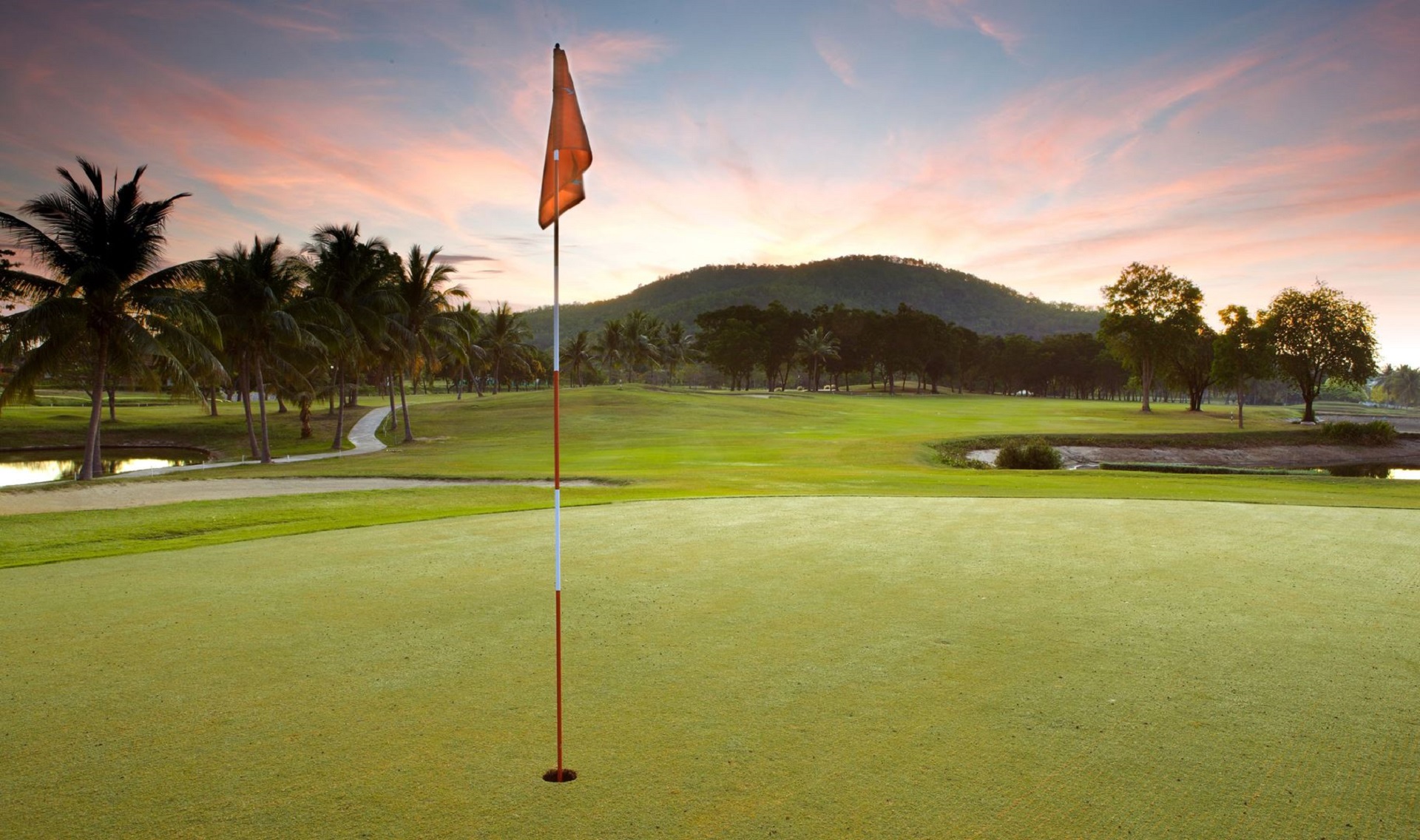 Palm Hills Golf Club Hua Hin13 Palm Hills Golf Club i Hua Hin med flag på putting greenen.