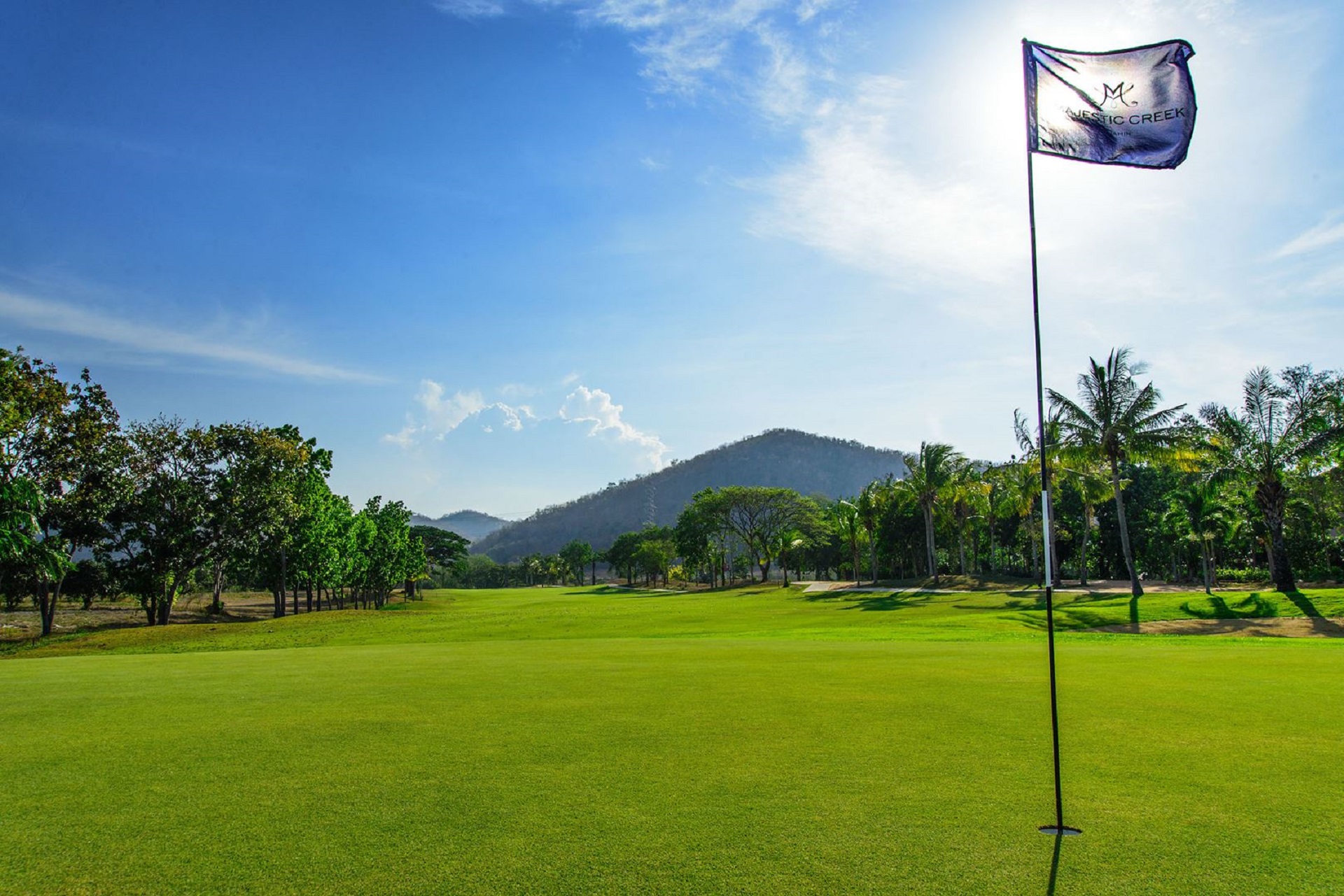 Golfbaneflag Hua Hin med bjergbaggrund