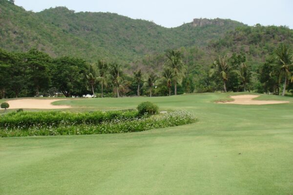 Golfbane med grønt græs i Palm Hills Golf Club i Hua Hin