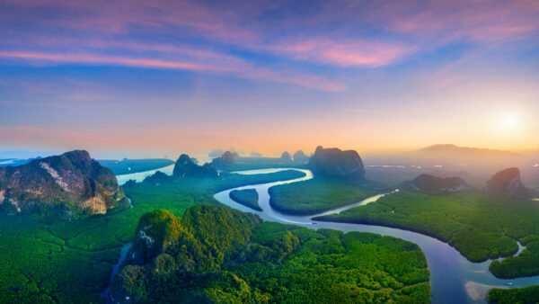 Phang Nga Bay-floden og bjerglandskab ved solopgang, ideel til fredfyldt bådcruise