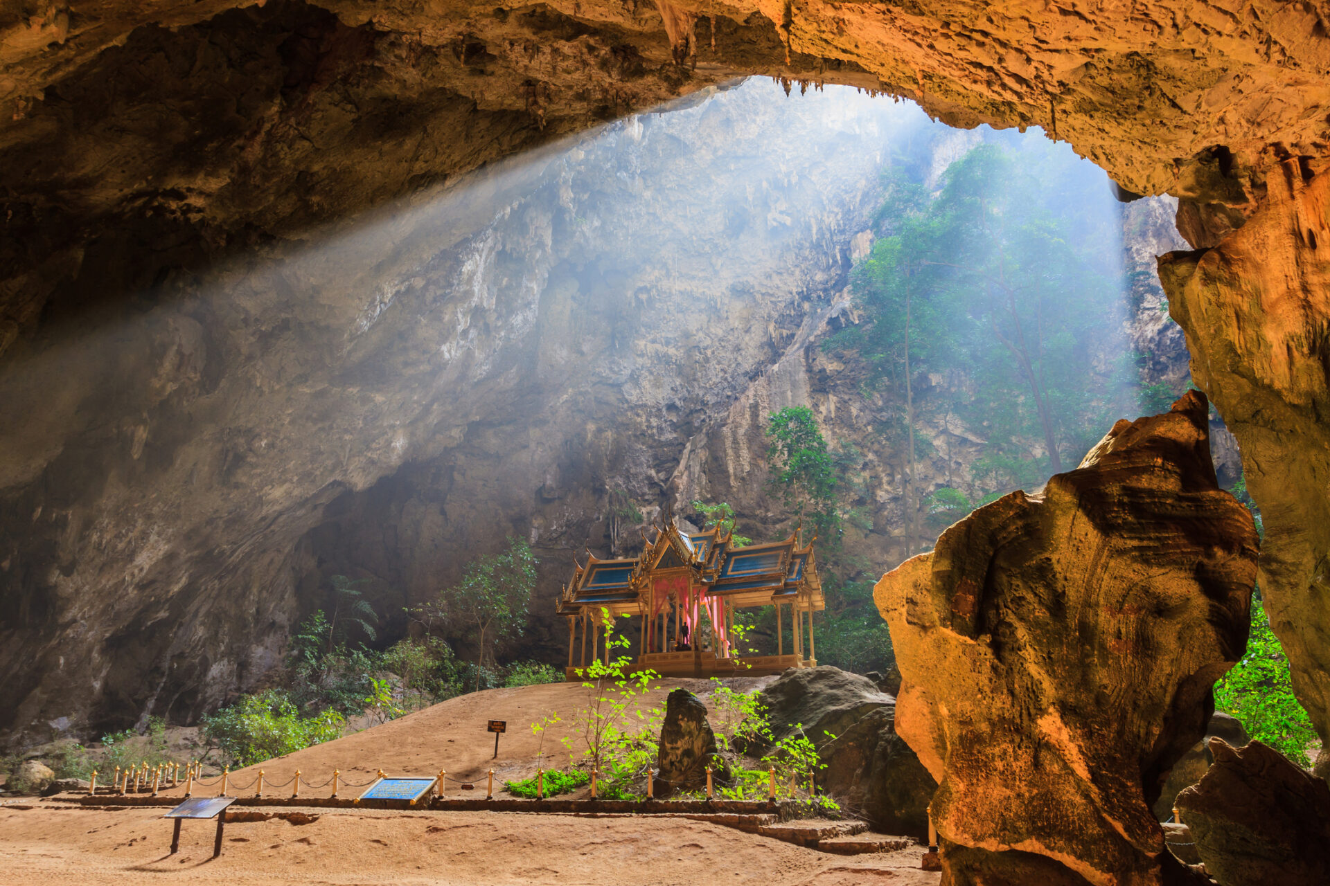Buddhistisk tempel i hule ved Wora Bura Resort & Spa med autentisk Thailandsk stil