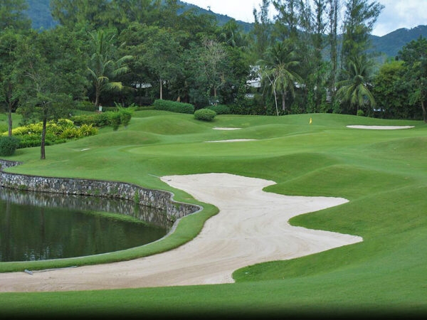 Phuket Country Club golfbane med dam og sandbunkere