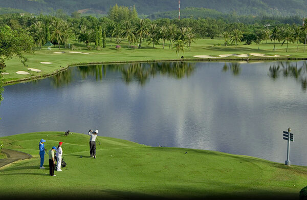 Phuket Country Club golf spil nær en dam