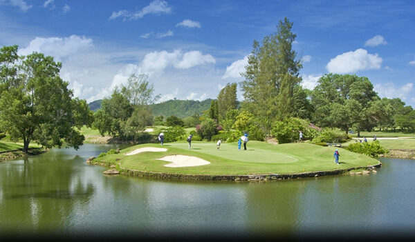 Nyd en runde golf på Phuket Country Club, placeret i maleriske omgivelser i hjertet af en smuk sø. Oplev denne gamle banes unikke charme og