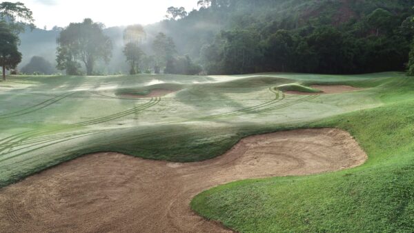 Red Mountain Golf Club Phuket med sandbunkere og smukke træer