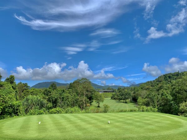 Skøn golfbane i Phuket med udsigt over bjerge og skove ved Red Mountain Golf Club. Tilbyder en mindeværdig golfoplevelse med frodige træer
