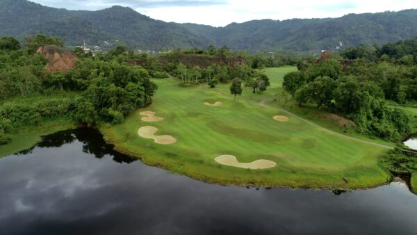 Luft Red Mountain Golf Club i Phuket omgivet af bjerge
