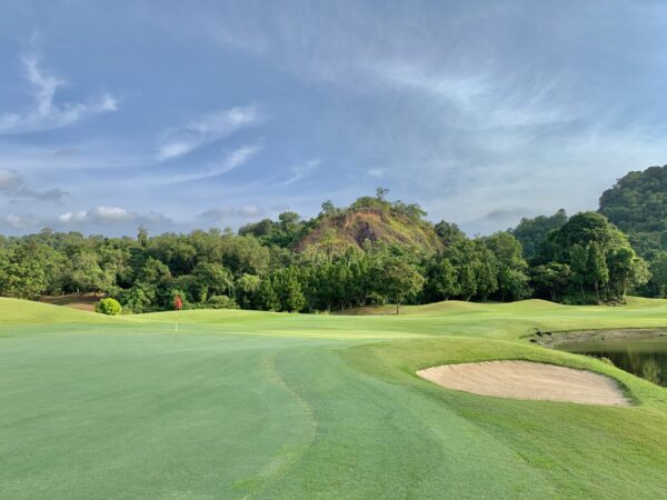 Red Mountain Golf Club i Phuket er en malerisk golfbane, der tilbyder en blanding af udfordring og nydelse for golfspillere. Den har