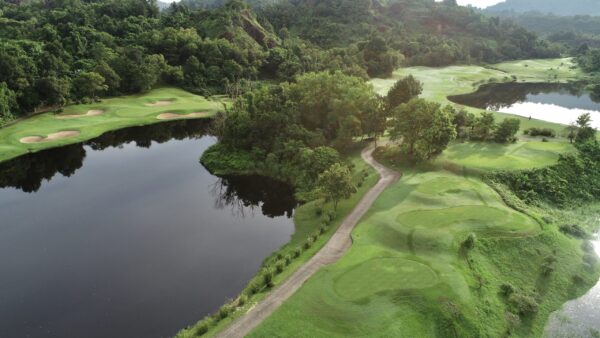 Luft Red Mountain Golf Club, en velanset golfbane i Phuket, beliggende tæt på en sø