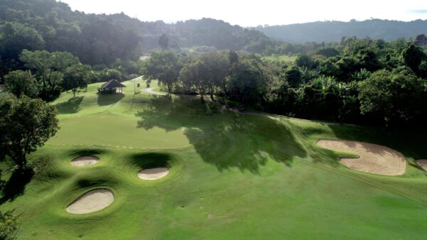 Aerial  Red Mountain Golf Club i Phuket omgivet af frodige træer