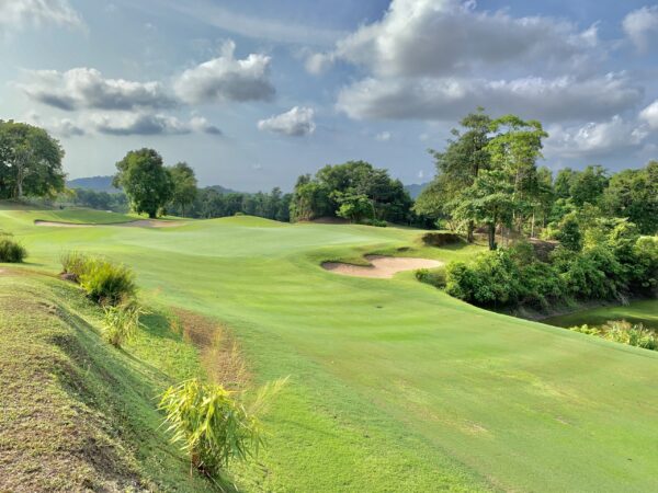 Find det ideelle sted for golf i Phuket, Red Mountain Golf Club. Oplev golfbanens frodige grønne fairways omkranset af høje træer og