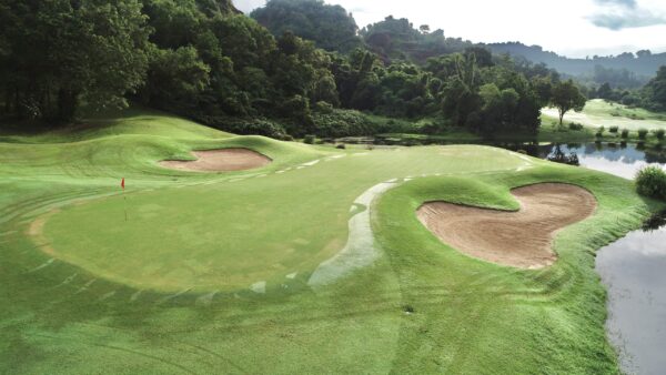 Golfbane med rolig dam på Red Mountain Golf Club i Phuket