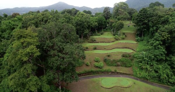 Luft Red Mountain Golf Club i Phuket, omgivet af frodig junglevegetation
