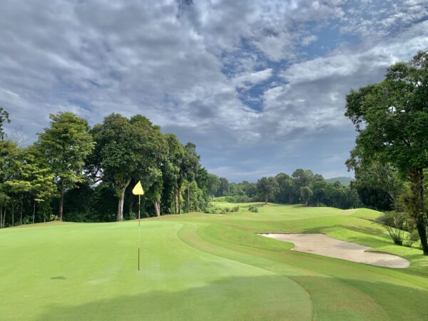 Red Mountain Golf Club, Phuket: Golfspil med tropiske træer i baggrunden
