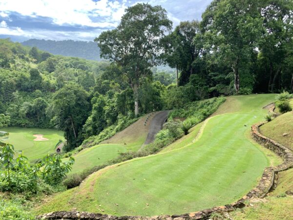 Red Mountain Golf Club, Phuket: udfordrende bakkeskråningsbane med naturskøn træudsigt