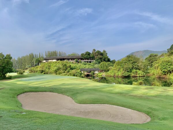 Red Mountain Golf Club i Phuket: unikt sandbunkerdesign med frodig, tropisk baggrund