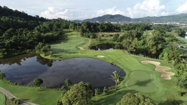 Luft Red Mountain Golf Club med golfbane og sølandskab i Phuket Thailand