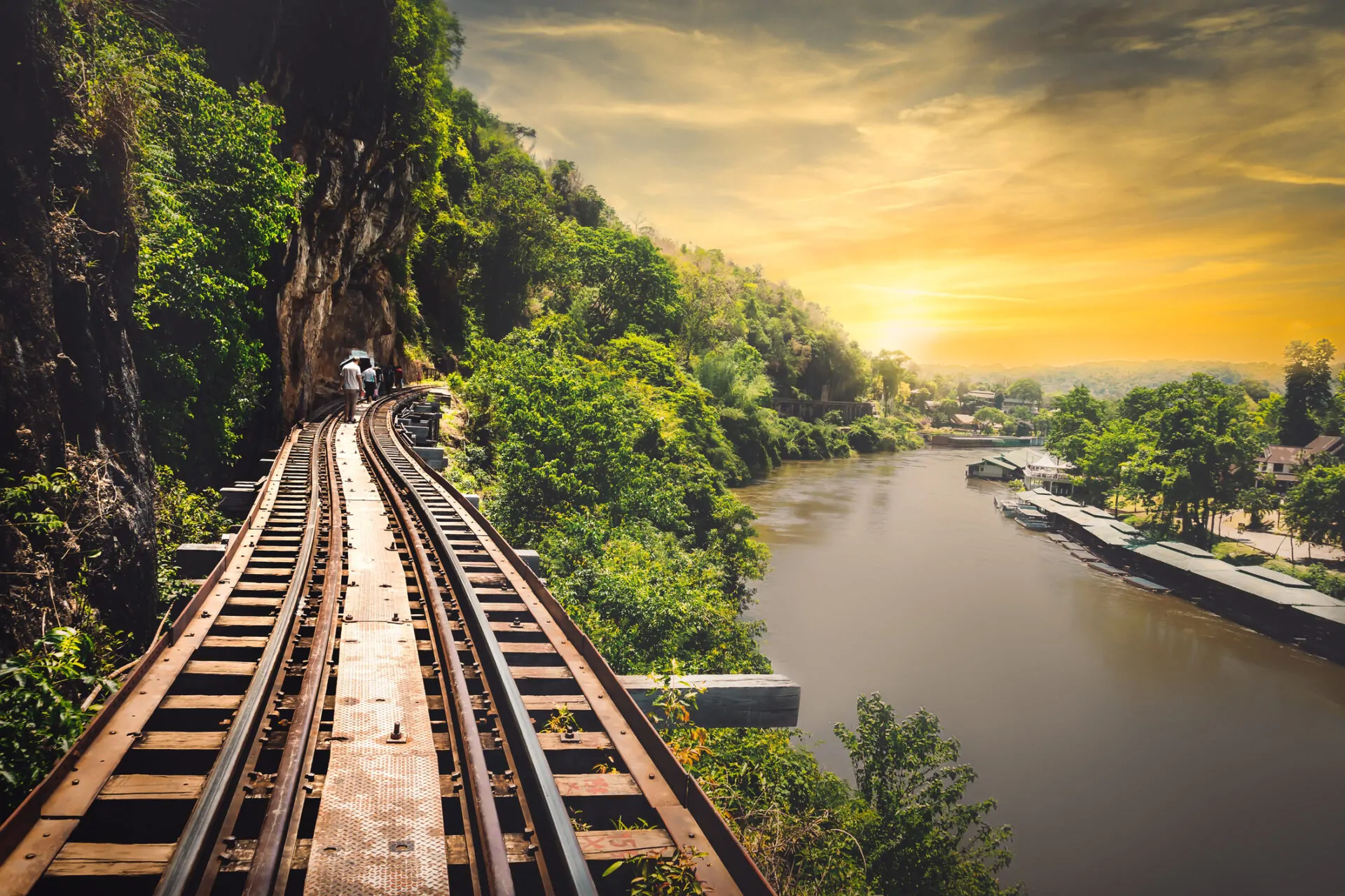 De verdensberømte togskinner langs floden River Kwai