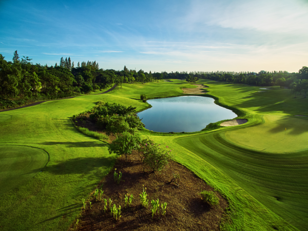 Luft Riverdale Golfklub i Bangkok, der viser en grøn golfbane med vandområde