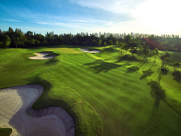 Luft Riverdale Golfklub i Bangkok, Thailand med frodige grønne fairways, stier med træer og et rummeligt layout. Perfekt beliggenhed for