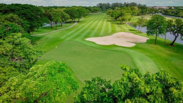 Udsigt fra oven af Royal Golf Course i Thailand, grønne områder og fairways, billeder i fugleperspektiv af golfbaner i Thailand, thailandske