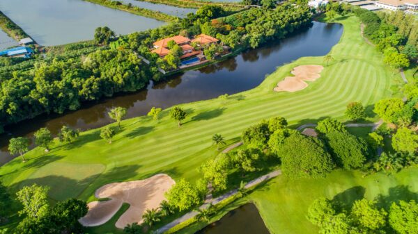 Overhead view af Royal Golf Course i Thailand, frodige grønne fairways, vandforhindringer og golfstier. Detaljeret layout af en golfbane fra