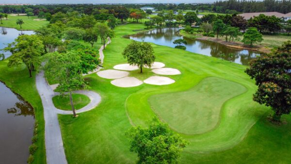 Udsigt ovenfra af golfbanen i Bangkok, Thailand