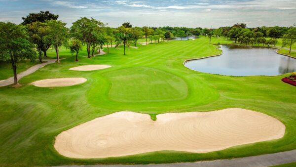 Bangkok golf country club med sandbunker og rolig dam