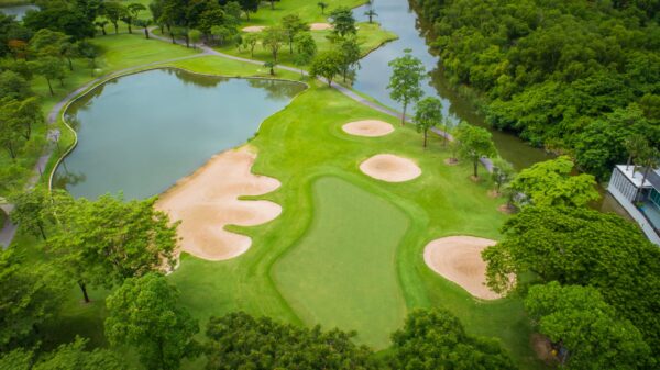 Overhead Royal Golf country club i Bangkok, Thailand med golfbane og fredelig dam.
