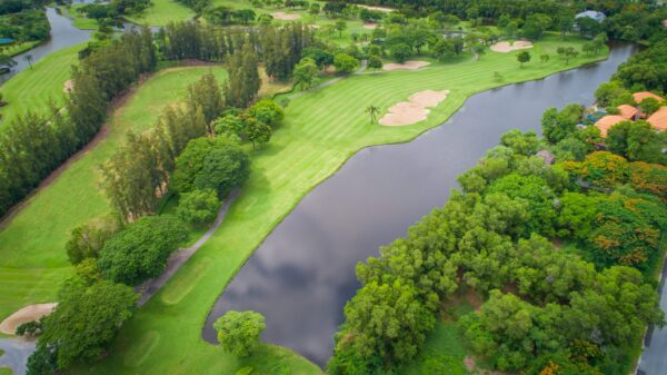 Aerial Royal Golf and Country Club i Bangkok med en flod i nærheden