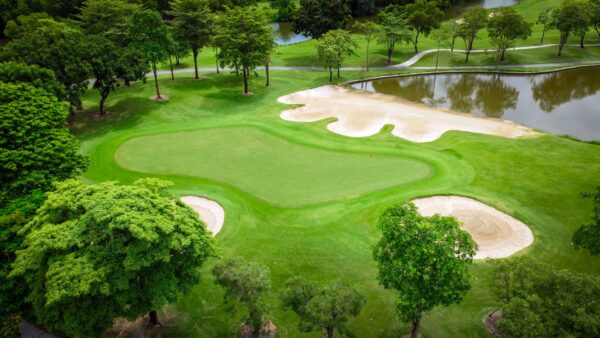 Luftfotografering af golfbane med dam ved Country Club
