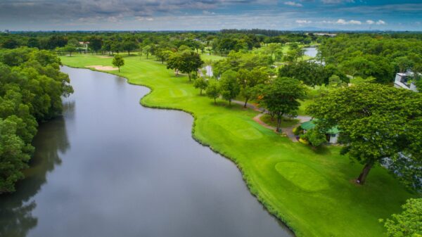 Billeder af Royal Golf and Country Club i Bangkok, golfbane og flod udsigt fra oven