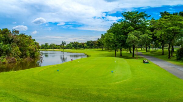 Royal Golf Country Club Bangkok, golfbane med naturskønne vandområder og frodige grønne omgivelser