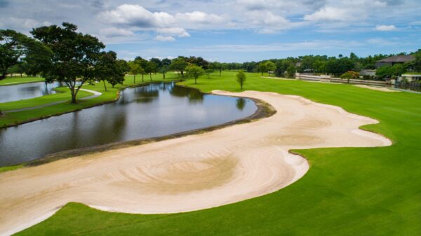 Golfbane med sandbunker i Royal Bangkok