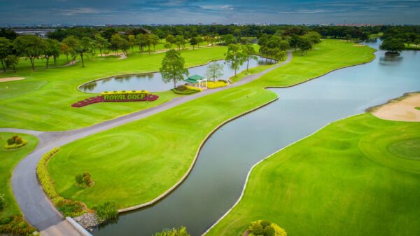 Luftfotografering af Royal Golf Country Club i Bangkok med udsigt over dammen