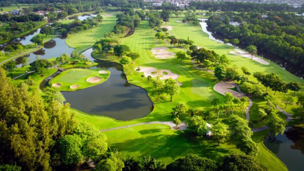 Luft Royal Golf Country Club med synlige golfbaner og klubhus