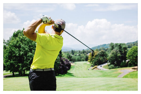 Mand i gul skjorte spiller golf på Royal Golfbane i Bangkok