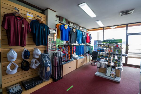 Find kvalitets golfudstyr i Bangkok på Royal Golf Shop. Udforsk et bredt udvalg af golftrøjer og hatte til både mænd og kvinder. Besøg os