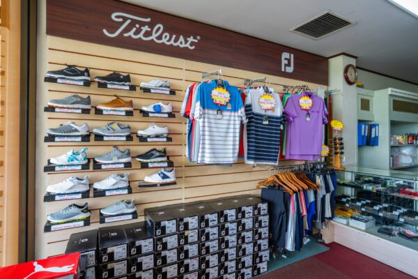 Royal Golf udstyr butik i Bangkok med stort udvalg af golftøj og golfsko - Her finder man rigtig golfmode på display. Stort udvalg af