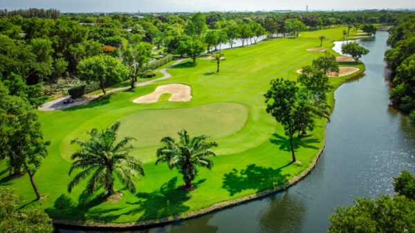 Luft Royal Golf Country Club i Bangkok nær en flod, der viser individuelle huller, fairways og greens på banen